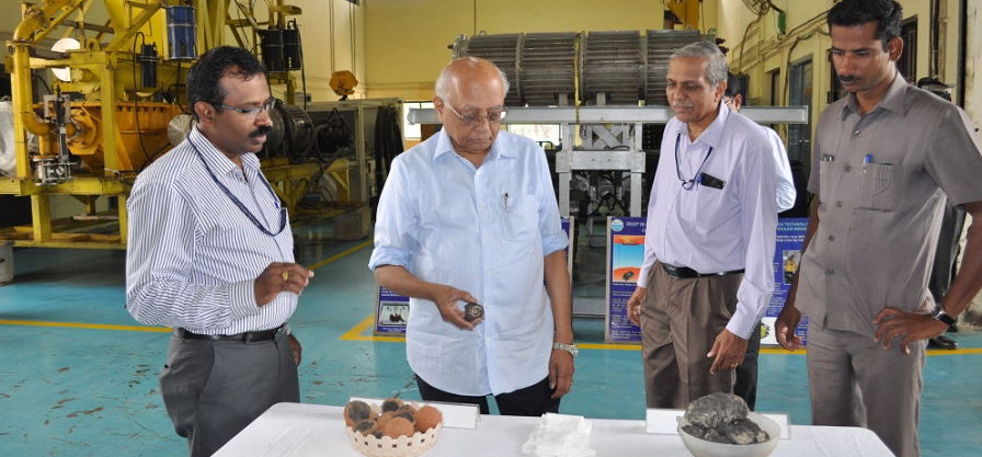 Dr. R. Chidambaram, Principal Scientific advisor to the Govt. of India visited various facilities at NIOT